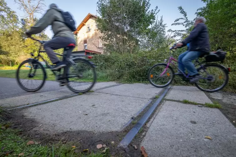 Der neue Radweg soll auch auf den früheren Bahnschienen in Erbach verlaufen. Links ist der ehemalige Erbacher Bahnhof, wo mittle