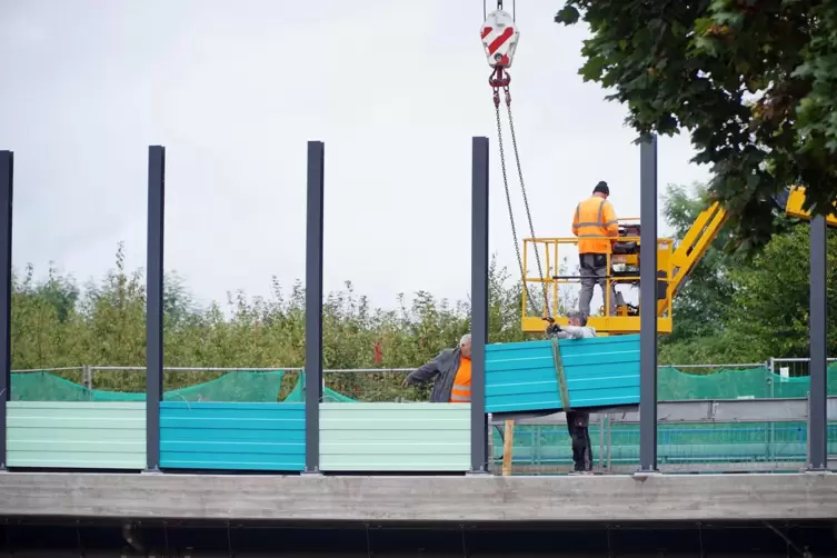 An der Lärmschutzwand entlang der A8 in Höhe Webenheimstraße wird wieder gebaut. 