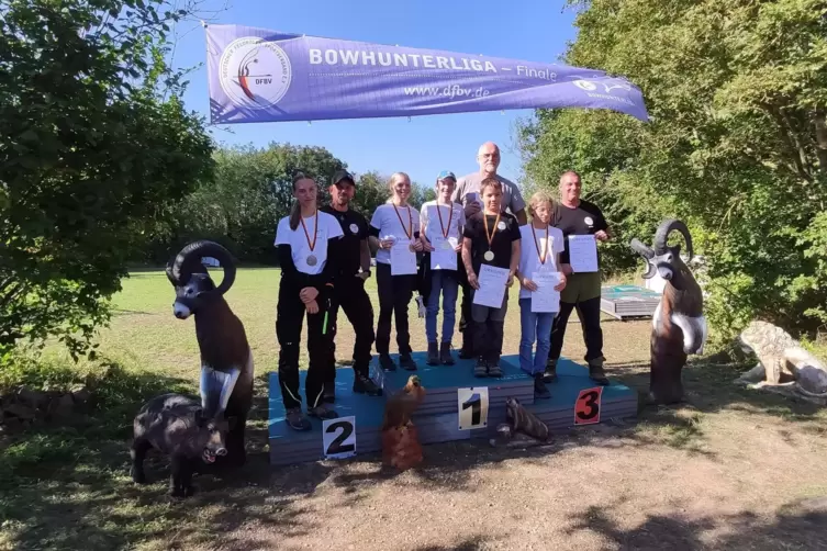 Die Starter der Schützengilde Hinzweiler-Königsberg beim Bowhunter-Finale in Bad Kreuznach: Sarah Klein, Tobias Weißmann, Saliha