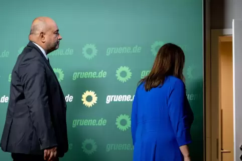 Schluss jetzt. Die Grünen-Vorsitzenden Omid Nouripour und Ricarda Lang verlassen die Bühne in der Parteizentrale. 