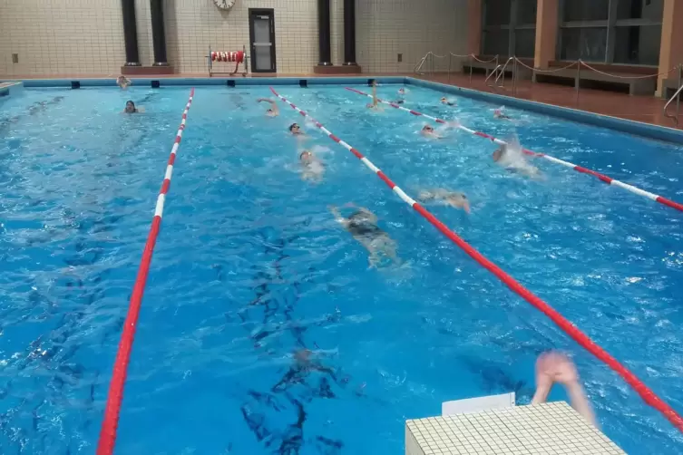 Nach den Herbstferien steht Schwimmbegeisterten wieder freitagabends und sonntagsmorgens das Hallenbad der Bereitschaftspolizei 