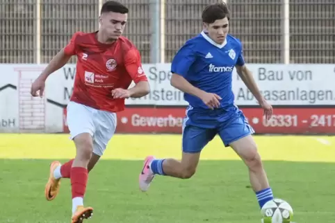 Feiner Techniker: Oleksandr „Alex“ Formaniuk (in Blau), hier mit Dian Murseli von RW Koblenz.