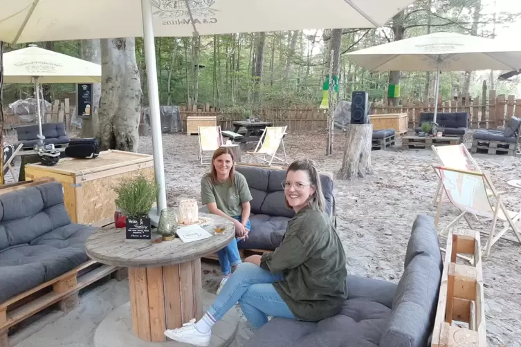 Stefanie Hinkel (links) und Friederike Aug-Steller betreiben die Bar „4 REST“ im Kletterpark TiLu Adventure in Mehlingen. 