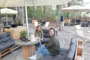 Stefanie Hinkel (links) und Friederike Aug-Steller betreiben die Bar »4 REST« im Kletterpark TiLu Adventure in Mehlingen.