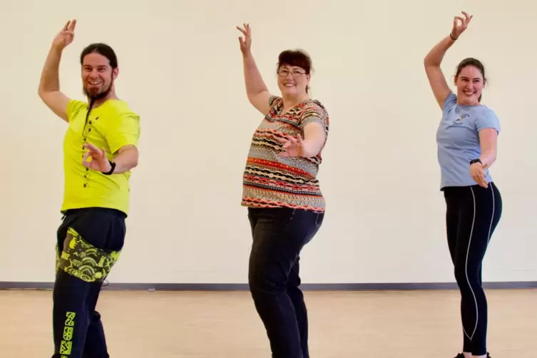 Brillante Tänzerinnen und Tänzer: Von links Christian Becker-Woodard (Zumba), Petra Chapuis-Roux (Lindedance) und Marlene Küntzl