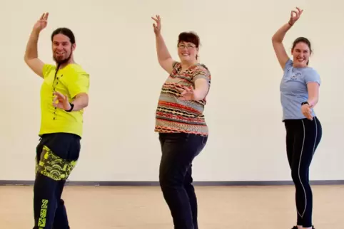 Brillante Tänzerinnen und Tänzer: Von links Christian Becker-Woodard (Zumba), Petra Chapuis-Roux (Lindedance) und Marlene Küntzl