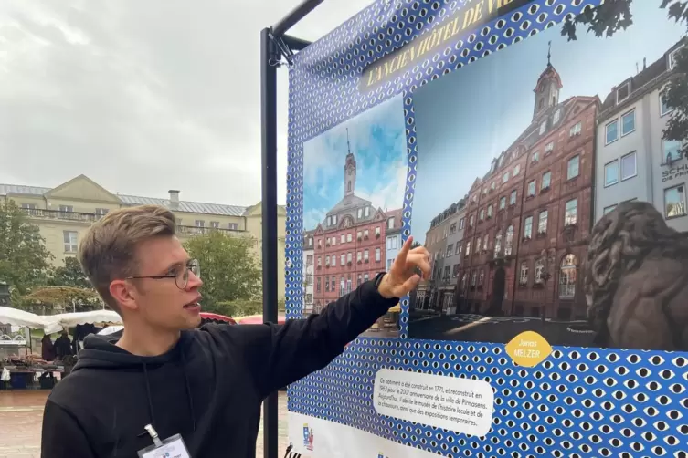 Jonas Metzler vor einem seiner Fotos in Poissy.