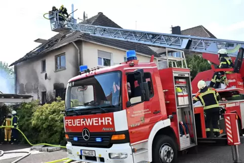 Das Feuer hatte in der Garage neben dem Haus angefangen.