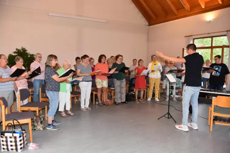 War eigentlich als gemischter Kirchenchor geplant, wurde dann aber ein Frauenchor: der Evangelische Singkreis, hier beim Proben.