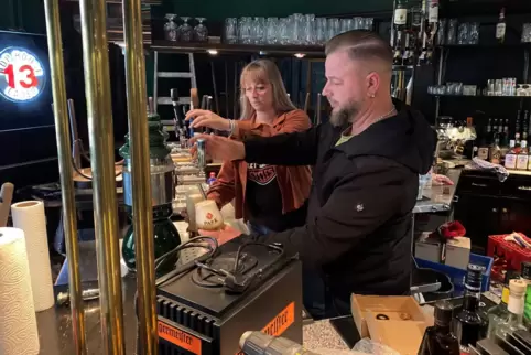 Kurz vor Wiedereröffnung ist das Irish Pub noch eine kleine Baustelle. Das Teamwork von Denise und Matze Schneller klappt aber s