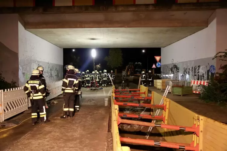 Ideale Szenerie: Die Speyerer Feuerwehr übt an der Baustelle in Unterführung in der Lindenstraße das Bergen verunglückter Person