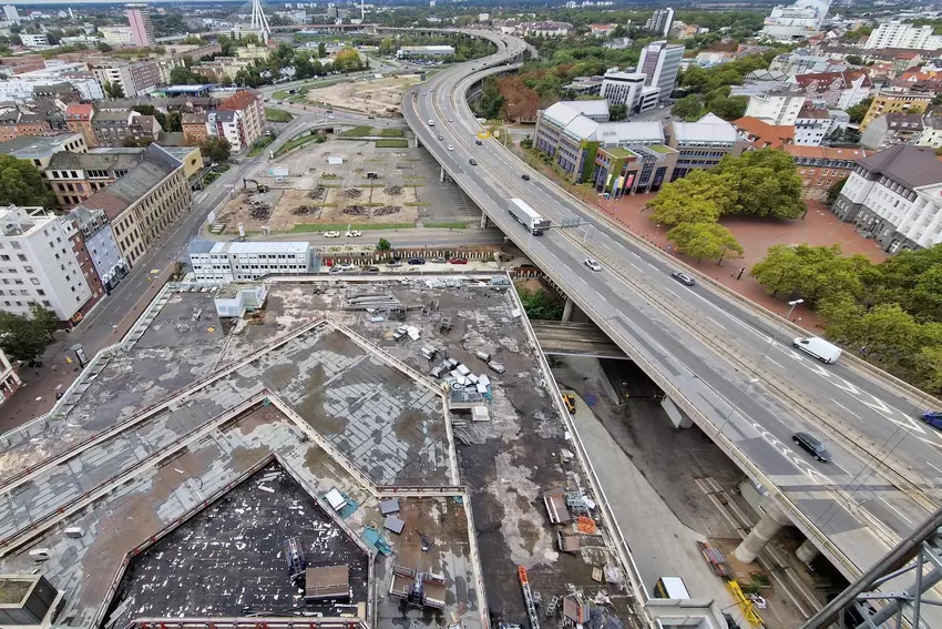 Blick auf die Hochstraße Nord (B44) aus dem 15. Stock des Rathauses. Für deren Ersatz, die Helmut-Kohl-Allee, muss das Rathaus w