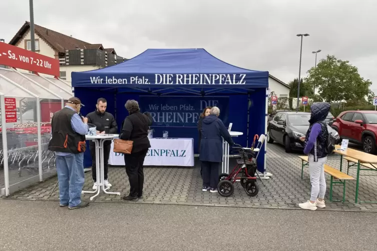 Auf dem Rewe-Parkplatz hatte die RHEINPFALZ ihren Stand aufgebaut. 