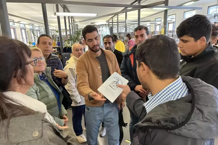 Auch ein Besuch der Kreis- und Stadtbücherei Kusel stand auf dem Plan. Gibt es dort Bücher, um Deutsch zu lernen, wird gefragt. 