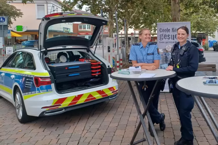 Machen Nachwuchs-Werbung auf dem Grünstadter Luitpoldplatz: Sarah Kremer (links) und Sarah Gottschall.