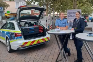 Machen Nachwuchs-Werbung auf dem Grünstadter Luitpoldplatz: Sarah Kremer (links) und Sarah Gottschall.