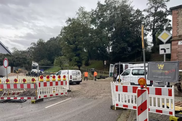 Derzeit gibt es arbeiten an der Gasleitung und es werden Leerrohre verlegt. 