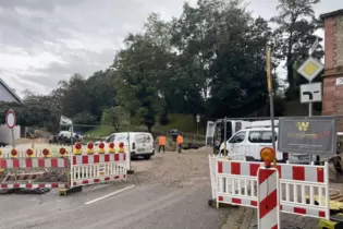 Derzeit gibt es arbeiten an der Gasleitung und es werden Leerrohre verlegt.