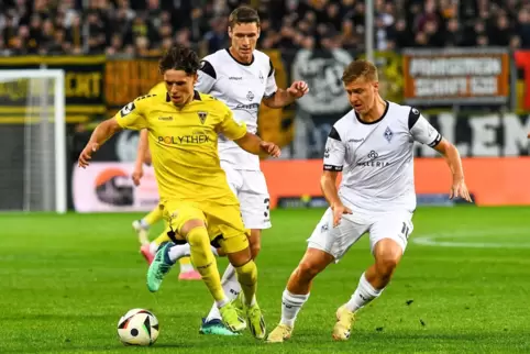 Suchte auch in Aachen seine Form: Waldhof-Spieler Martin Kobylanski (rechts), im Duell mit Soufiane El-Faouzi.