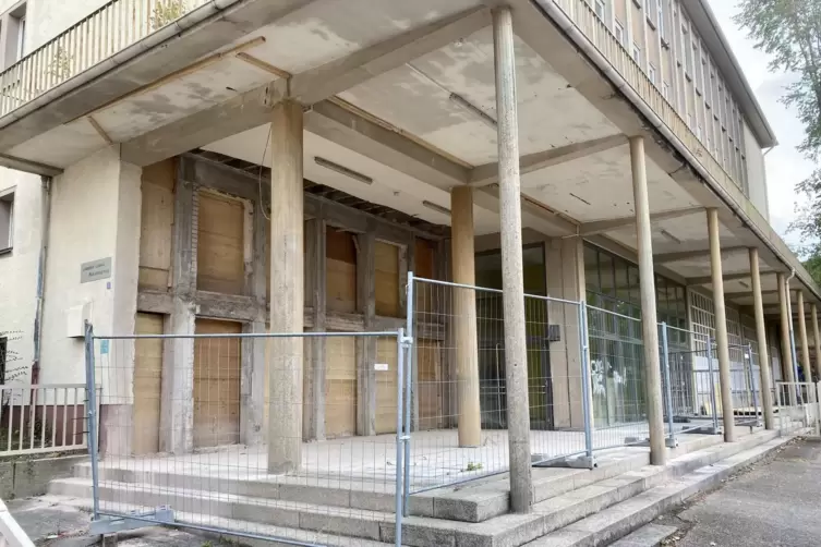 Das Mosaik in der Vorhalle der Nagelschmiedsbergschule ist weg und an einem unbekannten Ort eingelagert. 