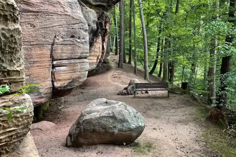 Der 42 Kilometer lange Wandermarathon führt über den gesamten Felsenwanderweg, vorbei an massiven Felsgebilden wie dem Saufelsen