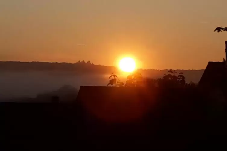 Früh aufstehen lohnt sich: Sonnenaufgang über Hochspeyer. 