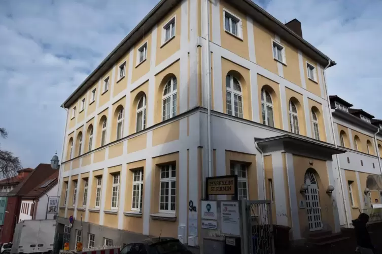 Die Immobilie der katholischen Kirche in der Klosterstraße heute. Das Caritas-Zentrum befindet sich mittlerweile im Rheinberger.