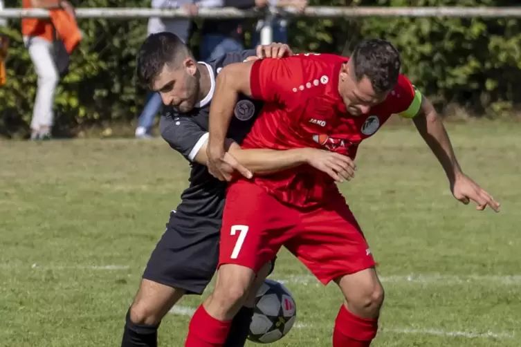 Deniz Ertas (links) vom TuS Rüssingen im Duell mit Hendrik Schwab vom TuS Steinbach in dem Spiel, das nun wiederholt werden muss