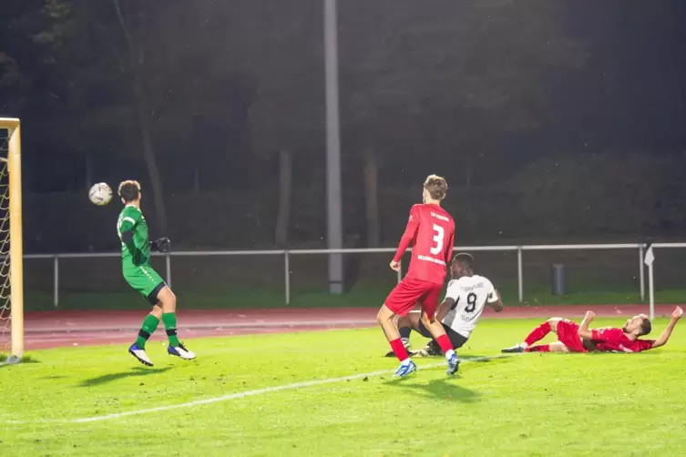 Das 1:0 von Henrik Bediako (weiß) für Kandel ist unterwegs. Billigheims junger Torhüter Florian Märländer kann nichts machen. 