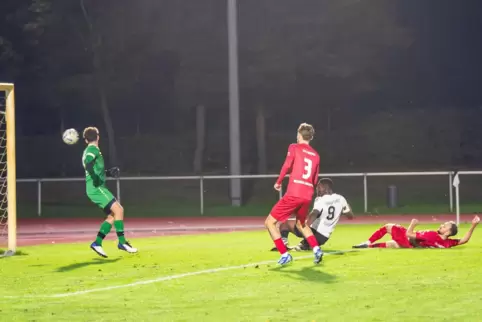 Das 1:0 von Henrik Bediako (weiß) für Kandel ist unterwegs. Billigheims junger Torhüter Florian Märländer kann nichts machen. 