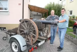 Ralph Steinbacher (rechts), Vorsitzender der Böhler Bürgerwehr, und sein Stellvertreter Horst Leipner suchen einen guten Platz f