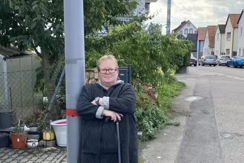 Susanne Hauck hätte gerne, dass die Straßenlaterne versetzt wird. 