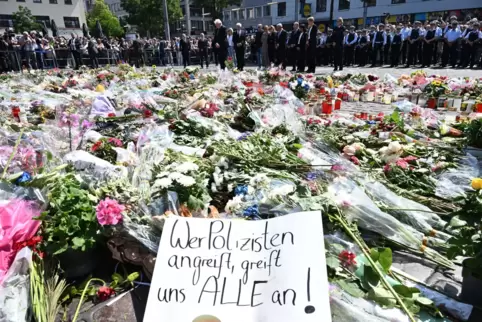 Die Stadt möchte auf dem Marktplatz einen dauerhaften Gedenkort für den ermordeten Polizisten Rouven Laur etablieren – in Abstim