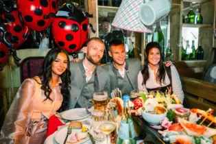 Einstimmung beim Oktoberfest: Ines-Sarah, die Freundin von Konrad Laimer sowie Joshua Kimmich mit Ehefrau Lina (von links).