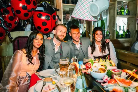 Einstimmung beim Oktoberfest: Ines-Sarah, die Freundin von Konrad Laimer sowie Joshua Kimmich mit Ehefrau Lina (von links). 