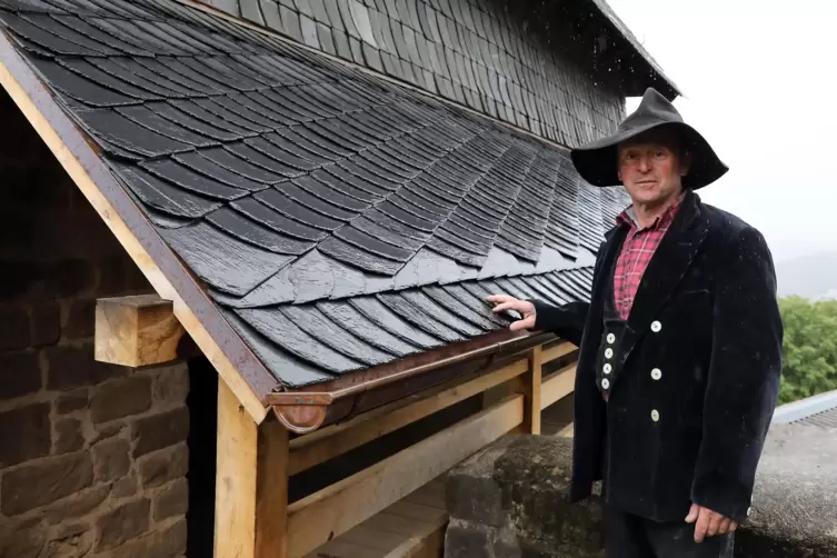 Zimmerermeister Jürgen Becker auf dem Wehrgang des ersten Tors der Burg Lichtenberg.