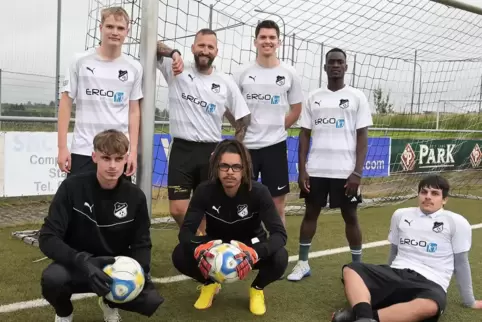 Trainer Kevin Leiner (stehend, Zweiter von links) mit den jungen neuen Spielern des FC Fehrbach. 