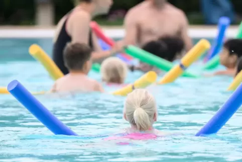 Um mit ihren Schülern schwimmen zu gehen, sind die Schulen auf freie Kapazitäten in den Bädern angewiesen. 