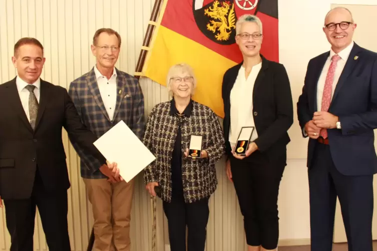 Agathe Klug (links) und Marion Kling erhielten die Verdienstmedaille des Landes. Bei der Feierstunde waren auch Kreisbeigeordnet