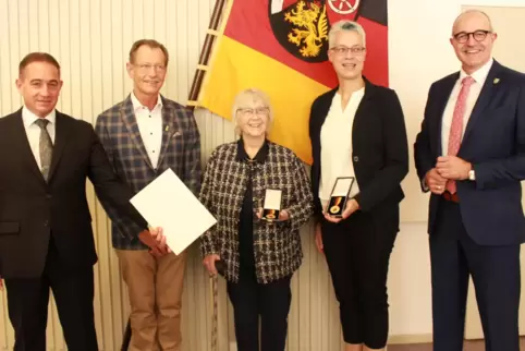 Agathe Klug (links) und Marion Kling erhielten die Verdienstmedaille des Landes. Bei der Feierstunde waren auch Kreisbeigeordnet