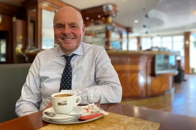 Eine Pause vom „ständigen Jonglieren“: Intendant Tilman Gersch erzählt beim Espresso im Café Vittoria von erstaunlichen Besucher