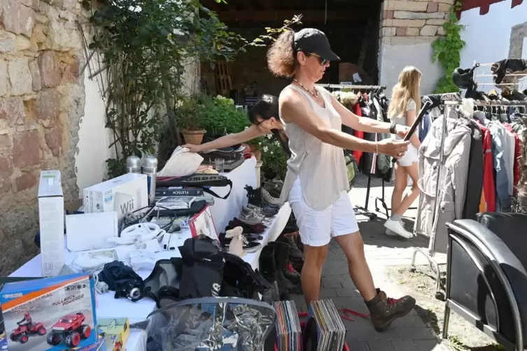 Gebrauchte, aber noch verwendbare Ware soll beim Dorfflohmarkt feilgeboten worden.