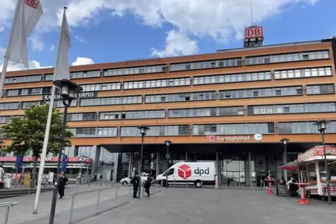 Soll nicht am Saarbrücker Hauptbahnhof (Foto), sondern in Straßburg halten: Einer der ICEs, die ab 15. Dezember nach Berlin fahr