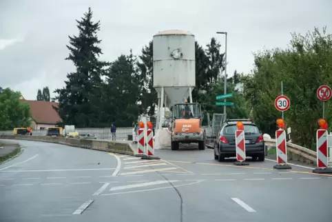 Die Brückenbaustelle in der Einöder Ortseinfahrt wird noch ein Jahr länger für Behinderungen sorgen.