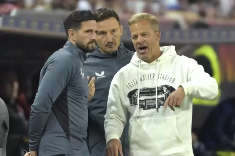 FCK-Trainer Markus Anfang (rechts) im Dialog mit seinen Assistenten. 