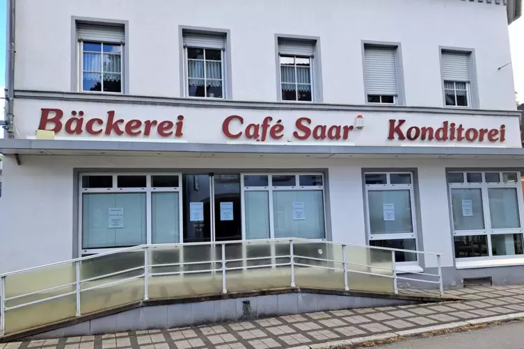 „Demnächst Neueröffnung Bäckerei Thilo Schäfer“, heißt es hinter den Schaufenstern des Café Saar in der Trierer Straße.