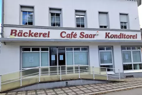 „Demnächst Neueröffnung Bäckerei Thilo Schäfer“, heißt es hinter den Schaufenstern des Café Saar in der Trierer Straße.