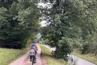 Radtour unter Kastanienbäumen. Auch außerhalb der Keschdezeit lohnt sich der familienfreundliche Ausflug.