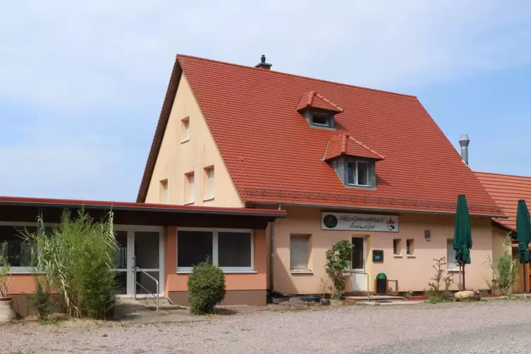 Das Naturfreundehaus Annweiler liegt als eine von mehreren Einkehrmöglichkeiten am Weg. 