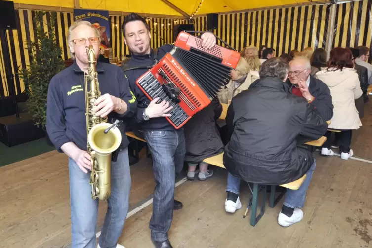 Sorgten beim Seniorennachmittag für Musik: das Duo „Zwoa Spitzbuam“. 